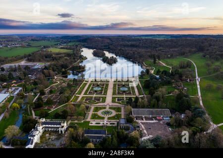 Schöne Luftaufnahme der Trentham Gardens Immobilien und See, in Trentham, Stoke-on-Trent, Staffordshire, Sehenswürdigkeit, Shopping Village Stockfoto