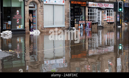 News UK: Junge Unternehmer Freya - rose Buch King's neue Kinder store Toy Stories durch den Fluss Derwent in Matlock am Eröffnungstag, Derbyshire, Großbritannien Stockfoto