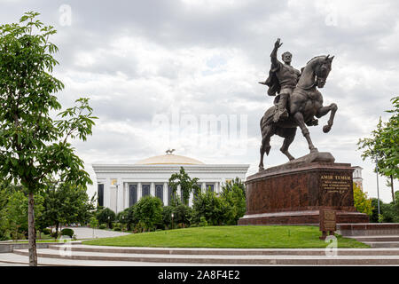 Statue von Amir Temur auf dem Pferderücken an Unabhängigkeit Platz vor dem Kongress Zentrum, Taschkent Stockfoto