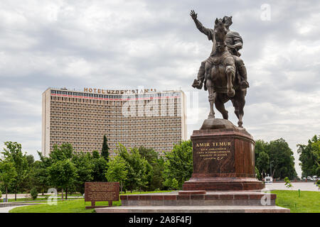 Statue von Amir Temur zu Pferd vor der Usbekistan Hotel Independance Square, Taschkent Stockfoto