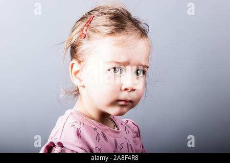 Speichern meine Zukunft, meine unschuldig aussehende zwei Jahre altes Mädchen blickt sehr ernst in diesem Bild, traurig? Nachdenklich? Stockfoto