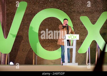 Madrid, Spanien. 08 Nov, 2019. Madrid Spanien; 08/11/2019 Santiago Abascal Kandidaten für die Präsidentschaft von Spanien von Vox (rechtsextreme Partei) Kampagne schließt auf der Plaza Colón im Zentrum von Madrid. Die Umfragen, die in den Wahlen am kommenden Sonntag Sie 46 Parlamentarier bekommen können und die dritte politische Kraft des Königreichs Spanien. Credit: Juan Carlos Rojas | Verwendung weltweit/dpa/Alamy leben Nachrichten Stockfoto