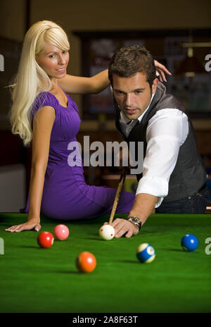 Paar spielt Billard Spiel, HERR: Ja Stockfoto