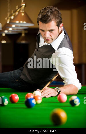 Mann spielt Billard Spiel, HERR: Ja Stockfoto