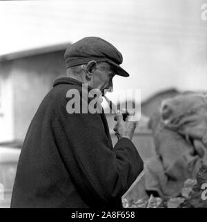 Alte Hafenarbeiter rauchen am Prinz von Wales Docks, Workington, Cumbria, Großbritannien 1958 Stockfoto