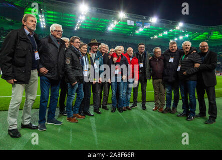 Sport, Fußball, UEFA Europa League 2019/2020, Gruppenphase, Gruppe J, Spieltag 4, Borussia Mönchengladbach vs AS Rom 2-1, Stadion Borussia Park, Cup Sieger als Ehrengäste im Stadion, Gladbach Spieler gewann den UEFA-Pokal 1978 1979 in den letzten beiden Spielen gegen Roter Stern Belgrad Stockfoto