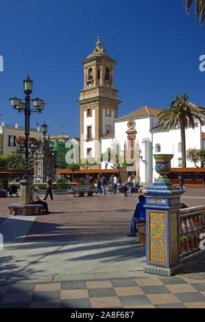 Plaza Alta und Kirche von La Palma, Algeciras, Cádiz-Provinz, Andalusien, Spanien, Europa. Stockfoto