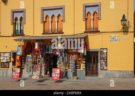 Die Triunfo Square und Souvenir Shop, Cordoba, Andalusien, Spanien, Europa. Stockfoto