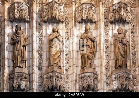 Kathedrale, die Tür der Annahme - Heiligen, die in den archivolten, Sevilla, Andalusien, Spanien, Europa. Stockfoto