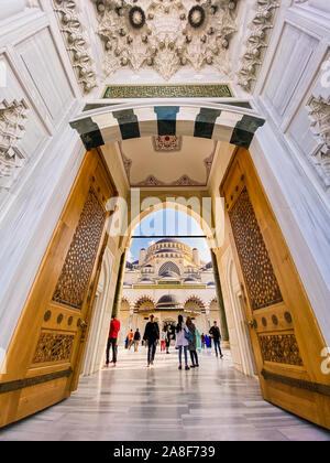 Oktober 30, 2019. Istanbul Camlica Moschee. Türkische Camlica Camii. Die größte Moschee in der Türkei. Die neue Moschee und der größte in Istanbul. Auf Stockfoto
