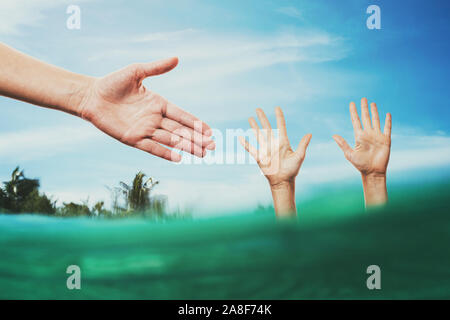 Speichern des Ertrinkens. Helfende Hand zieht zu sinkenden Mann im Ozean Stockfoto