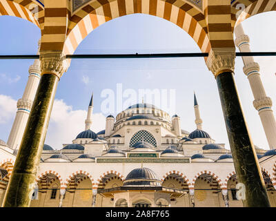 Oktober 30, 2019. Istanbul Camlica Moschee. Türkische Camlica Camii. Die größte Moschee in der Türkei. Die neue Moschee und der größte in Istanbul. Auf Stockfoto
