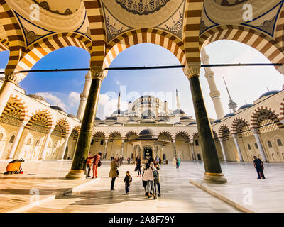 Oktober 30, 2019. Istanbul Camlica Moschee. Türkische Camlica Camii. Die größte Moschee in der Türkei. Die neue Moschee und der größte in Istanbul. Auf Stockfoto