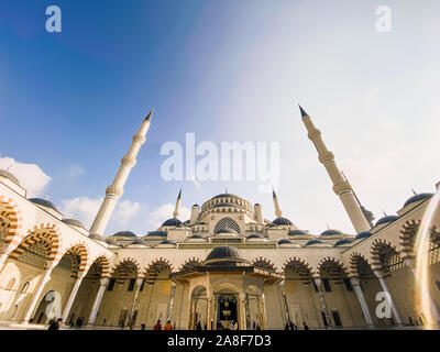 Oktober 30, 2019. Istanbul Camlica Moschee. Türkische Camlica Camii. Die größte Moschee in der Türkei. Die neue Moschee und der größte in Istanbul. Auf Stockfoto