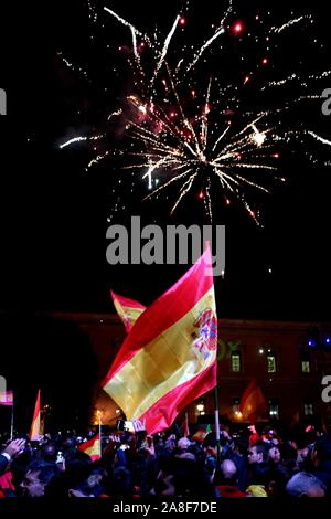 Madrid, Spanien. 08 Nov, 2019. Madrid Spanien; 08/11/2019 Santiago Abascal Kandidaten für die Präsidentschaft von Spanien von Vox (rechtsextreme Partei) Kampagne schließt auf der Plaza Colón im Zentrum von Madrid. Die Umfragen, die in den Wahlen am kommenden Sonntag Sie 46 Parlamentarier bekommen können und die dritte politische Kraft des Königreichs Spanien. Credit: Juan Carlos Rojas | Verwendung weltweit/dpa/Alamy leben Nachrichten Stockfoto