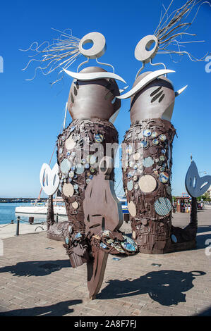 Cambrils, Spanien 06 12 2018: das Denkmal für die Gefallenen Matrosen befindet sich am Strand, im Hafen von Cambrils. Denkmal für die Opfer von 1911, weiß Stockfoto