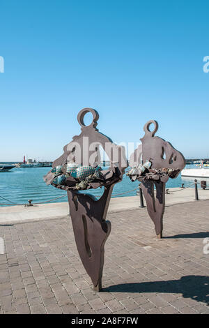 Cambrils, Spanien 06 12 2018: das Denkmal für die Gefallenen Matrosen befindet sich am Strand, im Hafen von Cambrils. Denkmal für die Opfer von 1911, weiß Stockfoto