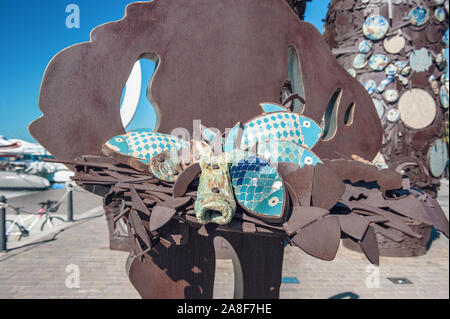 Cambrils, Spanien 06 12 2018: das Denkmal für die Gefallenen Matrosen befindet sich am Strand, im Hafen von Cambrils. Denkmal für die Opfer von 1911, weiß Stockfoto