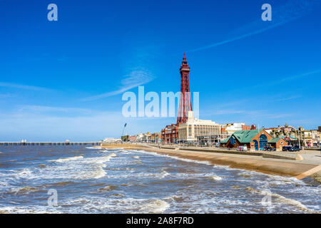 Luftaufnahmen, Drone, der berühmten Blackpool Tower und dem Strand vom Himmel an einem schönen Tag Sommer, Antenne Küsten Bild, Foto, Stockfoto