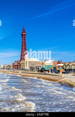 Luftaufnahmen, Drone, der berühmten Blackpool Tower und dem Strand vom Himmel an einem schönen Tag Sommer, Antenne Küsten Bild, Foto, Stockfoto