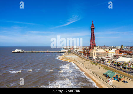 Luftaufnahmen, Drone, der berühmten Blackpool Tower und dem Strand vom Himmel an einem schönen Tag Sommer, Antenne Küsten Bild, Foto, Stockfoto