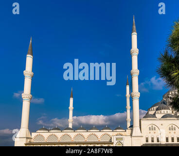 Oktober 30, 2019. Istanbul Camlica Moschee. Türkische Camlica Camii. Die größte Moschee in der Türkei. Die neue Moschee und der größte in Istanbul. Auf Stockfoto