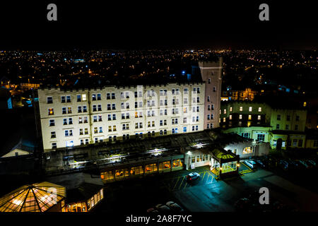 Schöne Luftaufnahmen von Blackpool in der Nacht, einschließlich Norbreck Castle Hotel liegt direkt am Meer, Stadtbild Stockfoto