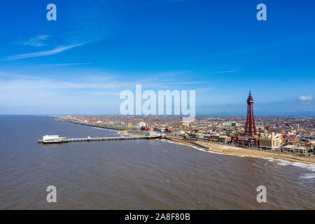 Luftaufnahmen, Drone, der berühmten Blackpool Tower und dem Strand vom Himmel an einem schönen Tag Sommer, Antenne Küsten Bild, Foto, Stockfoto