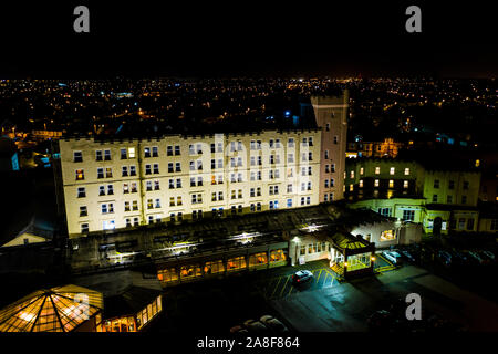Schöne Luftaufnahmen von Blackpool in der Nacht, einschließlich Norbreck Castle Hotel liegt direkt am Meer, Stadtbild Stockfoto