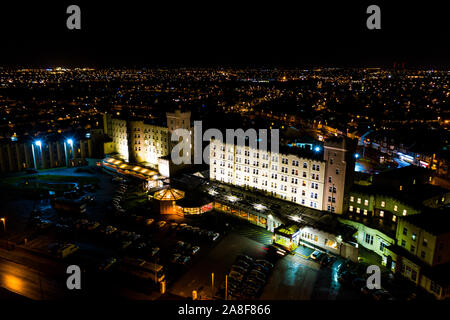 Schöne Luftaufnahmen von Blackpool in der Nacht, einschließlich Norbreck Castle Hotel liegt direkt am Meer, Stadtbild Stockfoto