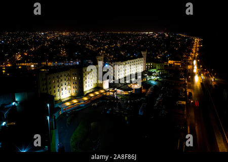 Schöne Luftaufnahmen von Blackpool in der Nacht, einschließlich Norbreck Castle Hotel liegt direkt am Meer, Stadtbild Stockfoto