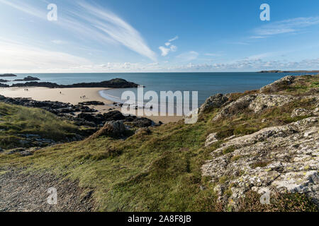 Eine kleine Bucht auf llanddwyn Island, Whitby, North Wales, UK. Am 28. Oktober 2019 übernommen. Stockfoto