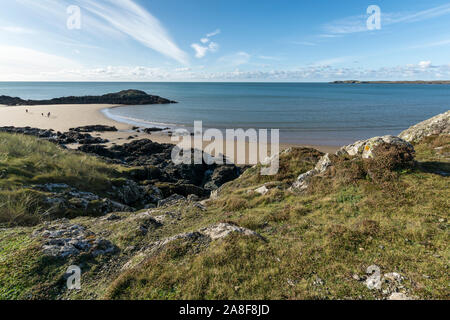Eine kleine Bucht auf llanddwyn Island, Whitby, North Wales, UK. Am 28. Oktober 2019 übernommen. Stockfoto