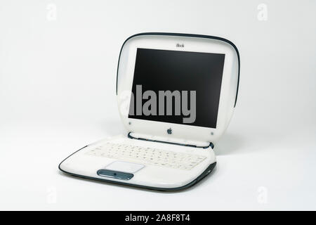 Los Angeles, Kalifornien, USA - November 6, 2019: Illustrative editorial Foto des alten Apple iBook clamshell Stil Laptop Computer. Stockfoto