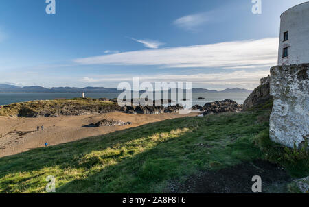 Ein Blick in Richtung Twr Bach Leuchtturm von Twr Mawr Leuchtturm auf llanddwyn Island, Whitby, North Wales, UK. Am 28. Oktober 2019 übernommen. Stockfoto