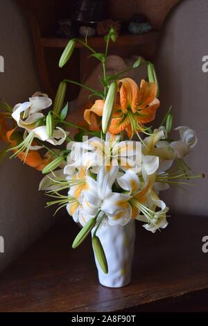 Bouquet de Lys Lady Alice et lys The President Stockfoto