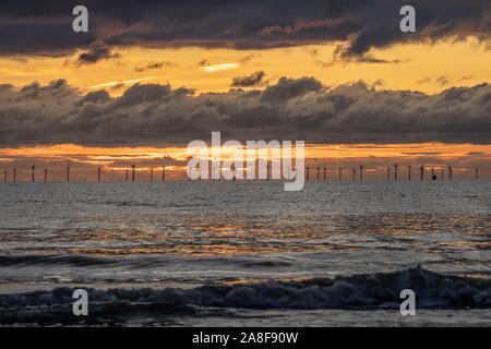 Walney Island, Cumbria, Großbritannien. 8. November 2019. UK Wetter. Nach einem kalten, hell und sonnig, Wolken sammeln im Westen. Sonnenuntergang Blick über die Irische See in Richtung Walney Offshore-windfarm. Credit: greenburn/Alamy Leben Nachrichten. Stockfoto