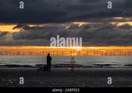 Walney Island, Cumbria, Großbritannien. 8. November 2019. UK Wetter. Nach einem kalten, hell und sonnig, Wolken sammeln im Westen. Sonnenuntergang Blick über die Irische See in Richtung Walney Offshore-windfarm. Credit: greenburn/Alamy Leben Nachrichten. Stockfoto