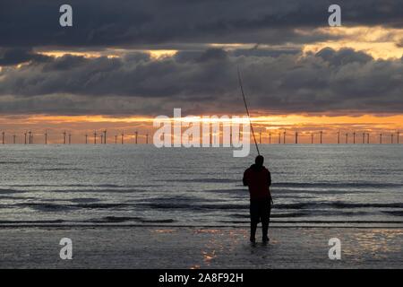 Walney Island, Cumbria, Großbritannien. 8. November 2019. UK Wetter. Nach einem kalten, hell und sonnig, Wolken sammeln im Westen. Sonnenuntergang Blick über die Irische See in Richtung Walney Offshore-windfarm. Credit: greenburn/Alamy Leben Nachrichten. Stockfoto