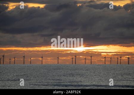 Walney Island, Cumbria, Großbritannien. 8. November 2019. UK Wetter. Nach einem kalten, hell und sonnig, Wolken sammeln im Westen. Sonnenuntergang Blick über die Irische See in Richtung Walney Offshore-windfarm. Credit: greenburn/Alamy Leben Nachrichten. Stockfoto