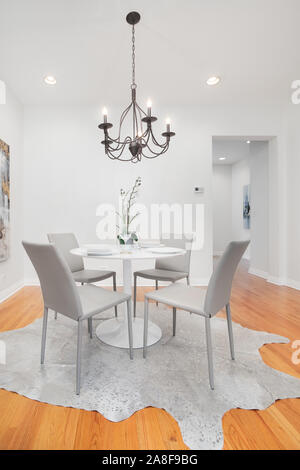 Einen hellen und luxuriösen Speisesaal mit grauem Teppich und auf dem Tisch in der Innenstadt und der Eigentumswohnung. Stockfoto