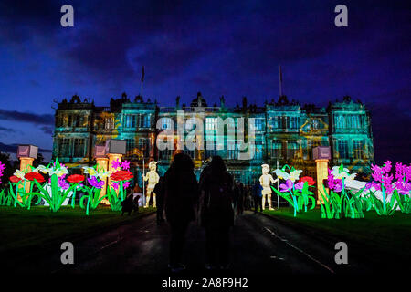 Die Front von Longleat House, Wiltshire, leuchtet wie die englischen Herrenhaus und der Sitz der Marquesses des Bades, ist im Licht als Teil ihrer Festival der Licht getaucht, mit Skulpturen an den Themen der Mythen und Legenden aus der ganzen Welt. Stockfoto