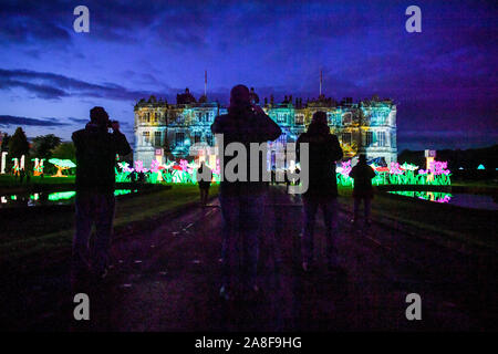 Die Front von Longleat House, Wiltshire, leuchtet wie die englischen Herrenhaus und der Sitz der Marquesses des Bades, ist im Licht als Teil ihrer Festival der Licht getaucht, mit Skulpturen an den Themen der Mythen und Legenden aus der ganzen Welt. Stockfoto