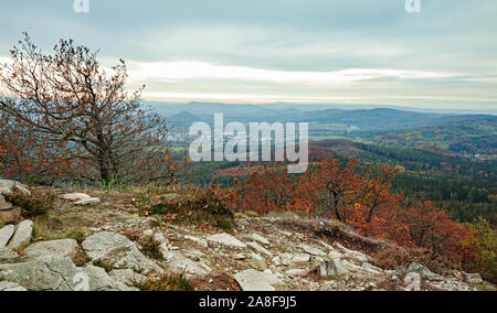 Panoramablick vom Klic oder Kleis eine der attraktivsten - Punkte der Lausitzer Gebirge mit Herbst bunte Laub- und Nadelholz Baum f Stockfoto
