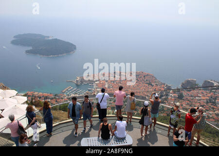 Dubrovnik mit Blick auf die Insel Lokrum in Kroatien Stockfoto