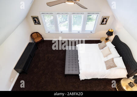 Auf der Suche über ein Schlafzimmer von einem über dem Boden. Stockfoto