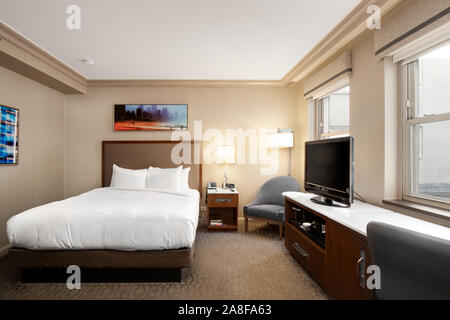 Ein Standard Hotelzimmer im Hilton Chicago mit einem King-Size-Bett. Stockfoto