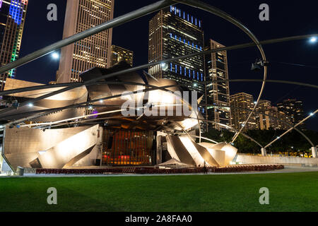 Jay Pritzker Pavilion ist innerhalb der Millennium Park in der Innenstadt von Chicago entfernt. Die Lage ist für die Öffentlichkeit zugänglich und verfügt über Theater und Musical. Stockfoto