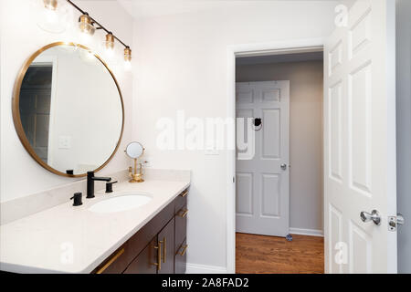 Schickes Badezimmer Mit Granit Fliesen Und Wc Stockfotografie Alamy