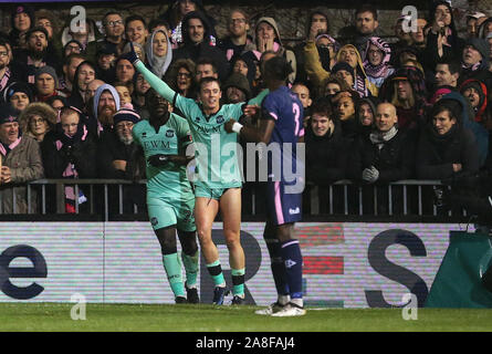 Von Carlisle United Harry McKirdy (Mitte) feiert das zweite Ziel seiner Seite des Spiels zählen während der FA Cup erste Runde bei Champion Hill, London. Stockfoto